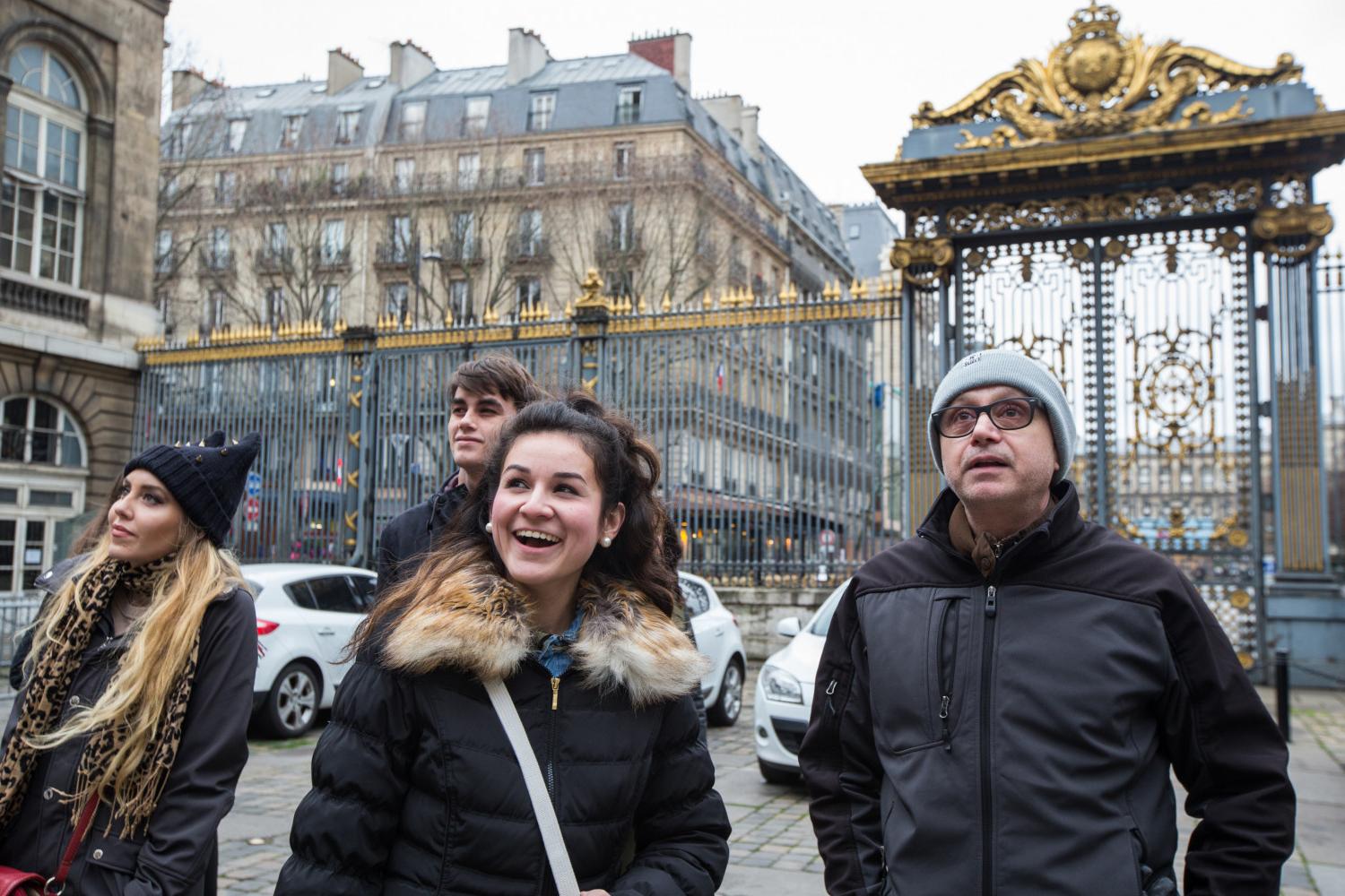 <a href='http://exa2.lfkgw.com'>全球十大赌钱排行app</a> French Professor Pascal Rollet leads students on a study tour in Paris.